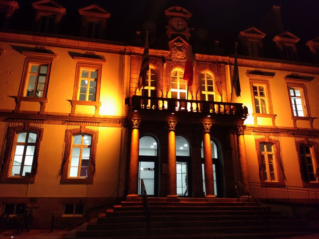 La mairie de Lannion éclairée en Orange.